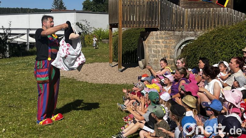 Der Zauberer vom Hexenberg ließ zwar nicht die Katze sondern die Maus aus dem Sack: Micky Maus wird am Bürgerfest mit den Kindern für Fotos posieren. Bild: Sebastian Heindl