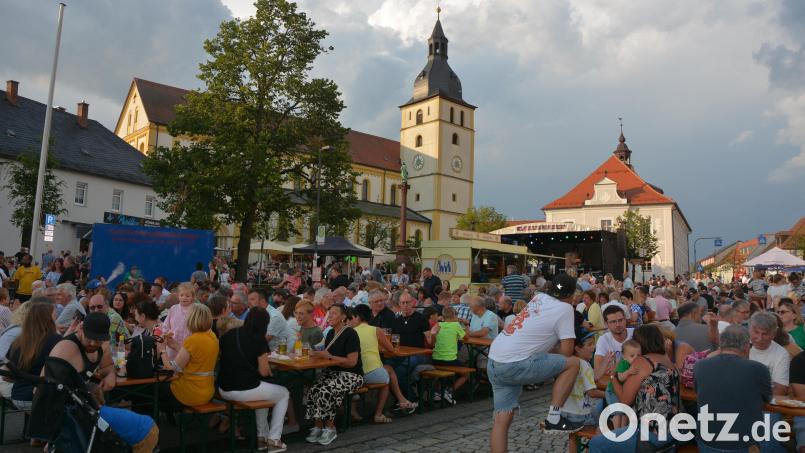 Feiern mit Blick auf die Stadtpfarrkirche: Der gesamte Untere Marktplatz war am Samstag eine Festmeile. Bild: jr