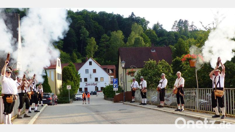 Die Kurfürstlichen Böllerschützen eröffneten das Kastler Bürgerfest mit Donnerhall. Bild: jp