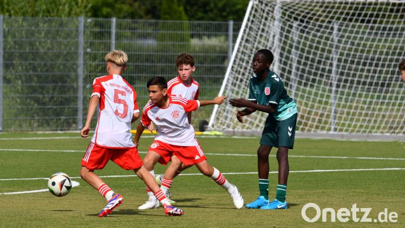 Die Bayern (rot-weiße Trikots) besiegten im Finale den SSV Jahn. Bild: Nachtigall