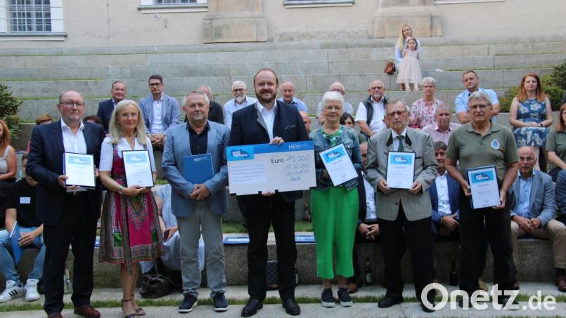 Vor der Kulisse des Lobkowitz-Schlosses verlieh Landrat Andreas Meier (Mitte) erstmals den NEW-Landkreispreis. Stellvertretend nahmen diesen Bernhard Knauer, Heidrun Rank, Gerhard Müller und Gertrud Werner, Peter Garreiss und Manfred Janker (von links) entgegen. Bild: prh