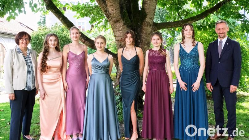 Die Jahrgangsbesten der Dr.-Johanna-Decker-Realschule mit der Schulleitung. Von links: Realschulkonrektorin Gabriele Tröster, Donarta Vishesella, Evita Scheermann, Magdalena Lang, Luisa Tauber, Anja Lautenschlager, Sophia Riß, Schulleiter Hans Kistler. Bild: Peter Ringeisen