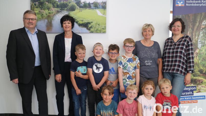 Unser Bild zeigt die acht Vorschulkinder des Kindergartens St. Rita mit ihren Erzieherinnen Sabine Preisinger und Christine Meiler (rechts) sowie Wolfgang Meister und Rita Schmidkonz (links) von der Volksbank Raiffeisenbank Nordoberpfalz. Bild: Kindergarten St. Rita/exb