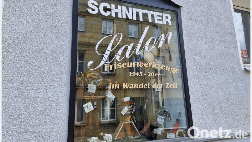 Wie lange Ehrentraud Schnitter schon Haare schneidet, sieht man auch am Schaufenster mit historischen Friseurwerkzeugen: Die Technik hat sich in den vergangenen 60 Jahren massiv weiterentwickelt, die Salon-Chefin aber ist immer noch dieselbe. Bild: Tobias Gräf