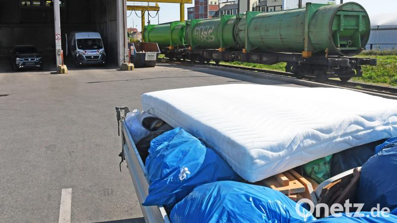Auch der gepresste Restmüll aus Amberg wird in den grünen Wagen ins Schwandorfer Müllkraftwerk transportiert. Bild: Gabi Schönberger