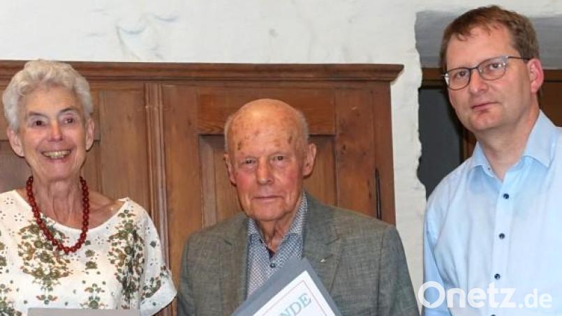 Treue Mitglieder zeichnete der Waldsassener Kammermusikkreis (WKK) in seiner Jahreshauptversammlung aus. Von links Brigitte Wührl (25 Jahre) und Gerhardt Höhn (40) zusammen mit Vorsitzendem Andreas Sagstetter. Bild: Waldsassener Kammermusikkreis/exb