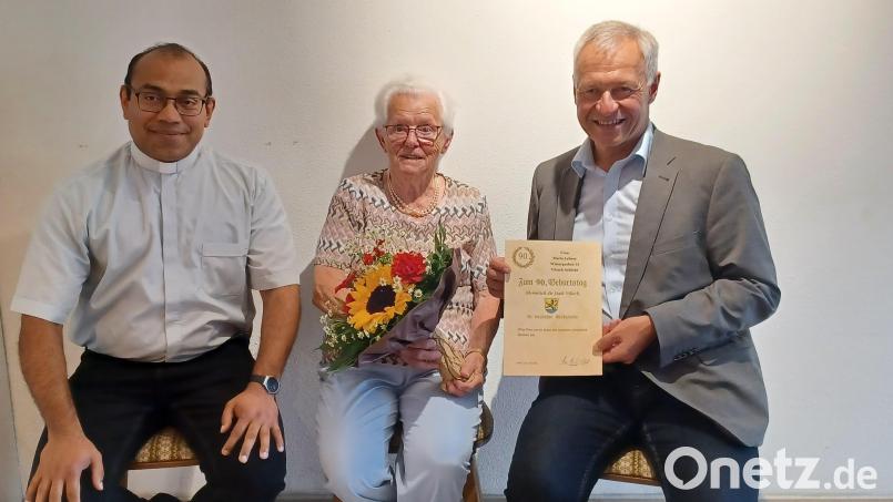 Pater Jimmy (links) und 2. Bürgermeister Thorsten Grädler überbrachten der Jubilarin Maria Magdalena Lehner die besten Glückwünsche zum 90. Geburtstag. Bild: Stefanie Gradl