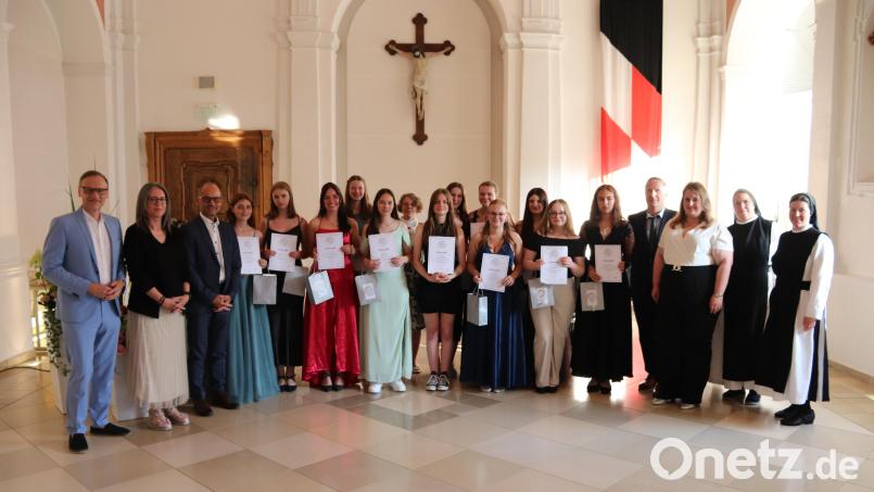Die Einser-Schülerinnen um Schulbeste Lieselotte Slany (Vierte von links) zusammen mit Bürgermeister Bernd Sommer, Schulleiterin Kerstin Reiter, stellvertretendem Landrat Dr. Alfred Scheidler (von links), 10a-Klassenleiterin Maud Simon (Neunte von links) und den Schwestern Raphaela Kratzer und Sophia Schlembach sowie 10b-Klassenleiterin Verena Pentner und Elternbeiratsvorsitzendem Alexander Wurm (von rechts). Bild: Gerhard Skupin/exb