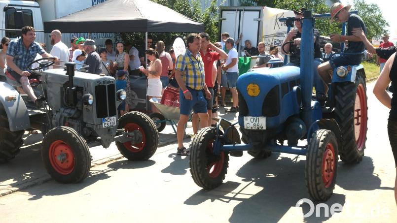 Schlüter, Eicher, Fendt: Beim Oldtimer-Treffen holen die Teilnehmer ihre alten Schlepper aus der Garage und rattern über die Straßen von Raggau. Bewundert von den zahlreichen Besuchern, die am Sonntag in den kleinen Ort bei Schwarzhofen kommen. Bild: Hirsch