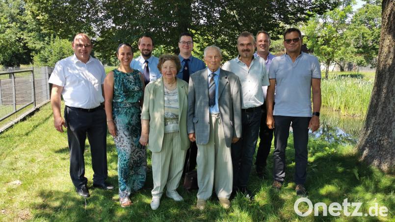 Gratulanten bei der Geburtstagsfeier sind neben der Verwandtschaft auch Vereine und Verbände. Links Bürgermeister Johannes Schmid und Tanja Renner, daneben von der Feuerwehr Michael Geigenmüller und Marcel Schmid, rechts für den VdK Andreas Wiesnet und Harry Schlöger. Für die Pfarrei gratulierte Klemens Renner. (rechts hinten) Bild: hzi