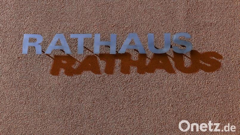 Im Schwandorfer Rathaus ist Anfang Juli ein Ablehnungsbescheid für einen erwarteten, millionenschweren Zuschuss eingangen. Ein Versäumnis soll der Auslöser sein. Bild: Hösamer