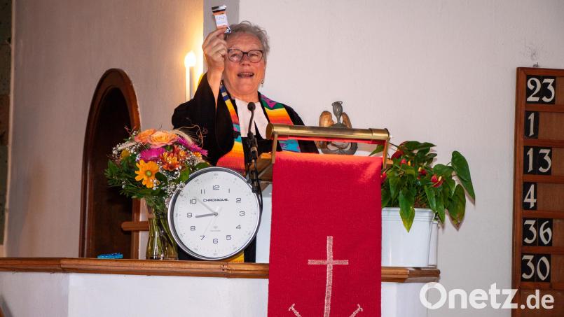 Heidi Gentzwein in der evangelischen Christuskirche bei einer ihrer letzten Amtshandlungen als verantwortliche Pfarrerin von Schwarzenfeld. Die Uhr ist symbolisch gemeint: Die Zeit der Eigenständigkeit der Kirchengemeindeist abgelaufen. Bild: wgw
