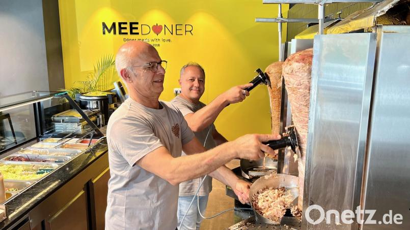 Saeed Mojaddri (links) und Reza Rangbaran in ihrem Döner-Laden in Weiden. Bild: Gabi Schönberger