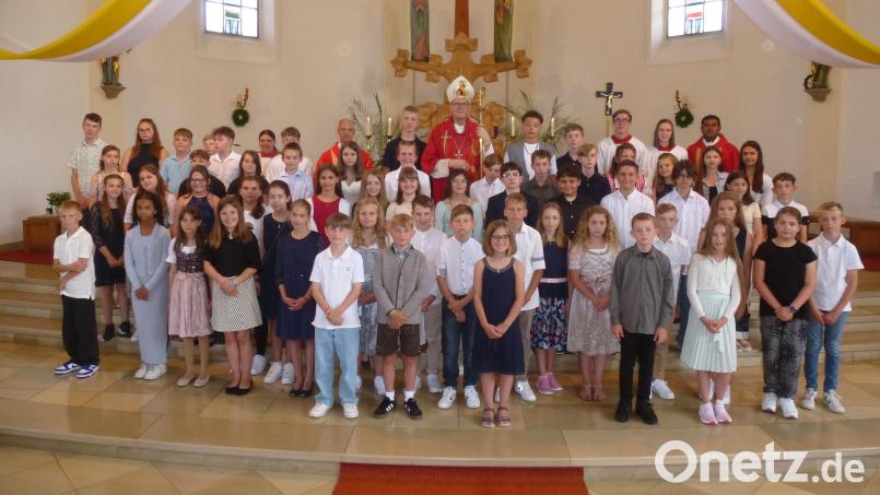 Nach dem Festgottesdienst stellen sich die Firmlinge mit Weibischof Josef Graf in Weiherhammer zum Gruppenbild. Bild: Bock/exb