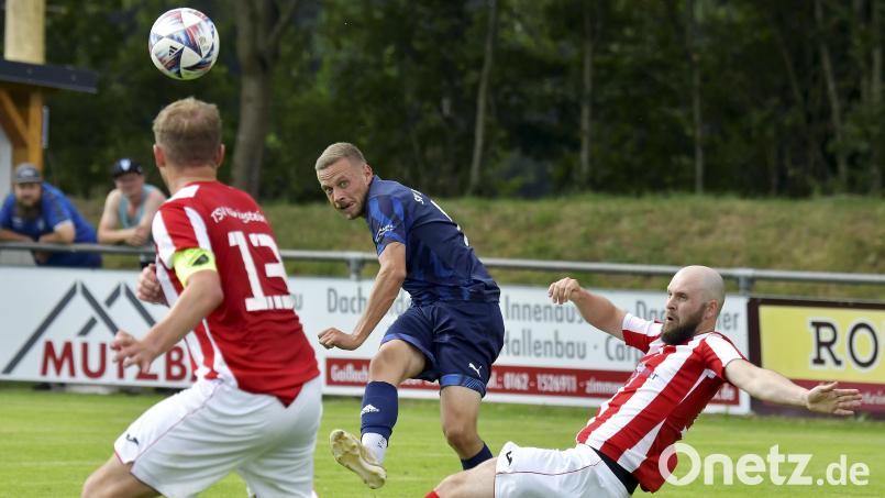 Der Freudenberger Spielertrainer Sebastian Bauer (Zweiter von links) schießt auf das Königsteiner Tor, Thomas Götzl (rechts) vom TSV Königstein kommt zu spät, während der TSV-Kapitän Jonas Gebhard (links) den Ball erwartet. Vizemeister Königstein startete mit einem 2:1-Sieg in die neue Saison. Bild: Hubert Ziegler