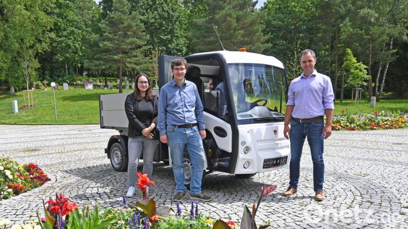 Verkaufsberater Johannes Veigl (rechts) von der CLAAS Nordostbayern GmbH aus Altenstadt im Landkreis Neustadt/WN übergibt das erste E-Nutzfahrzeug an Bernhard Müller (Leiter Standes- und Friedhofsamt) und Simone Marchsreiter (Leiterin Friedhöfe). Bild: Thomas Graml