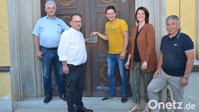Die verantwortlichen Teams werden in Vohenstrauß und Tännesberg gut zusammenarbeiten, hofft Dekan Alexander Hösl (Zweiter von links). Der Vohenstraußer Pfarrgemeinderatssprecher Manfred Bauer (links) und der Tännesberger Sprecher Alexander Ebnet (Dritter von rechts) sind auf einem guten gemeinsamen Weg. Die Pfarrgemeinderäte Bernhard Walter und Ramona Beer (von rechts) sind mit den übrigen Pfarrgemeinderäten auf einem guten Weg. Bild: dob