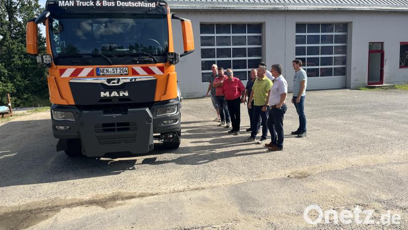 Die Mitglieder des Bauausschusses besichtigen den neuen Kommunal-LKW beim städtischen Bauhof. Bild: sns