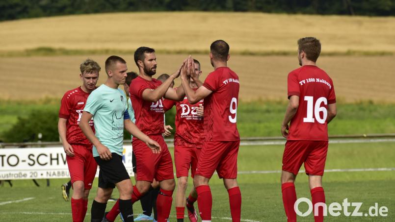 Patrick Greindl (Dritter von links) und Tarak Özdemir (Zweiter von rechts) feiern eines der Tore des TV Nabburg. Bild: ham
