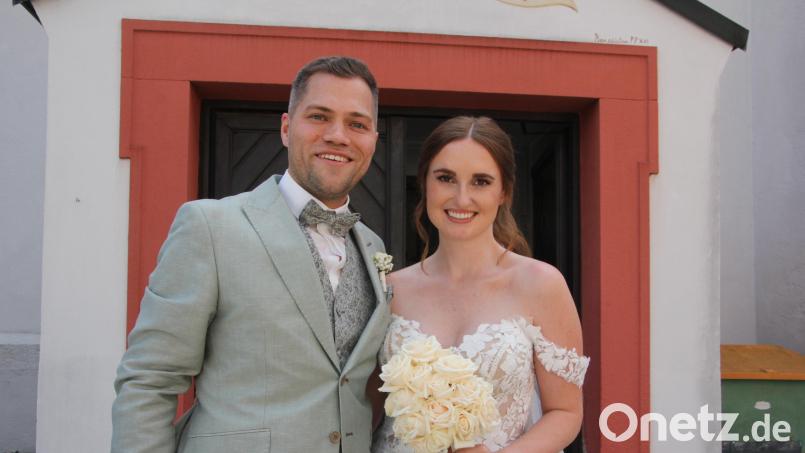 Stephanie und Stephan Kraus freudestrahlend kurz nach der kirchlichen Trauung. Bild: kro