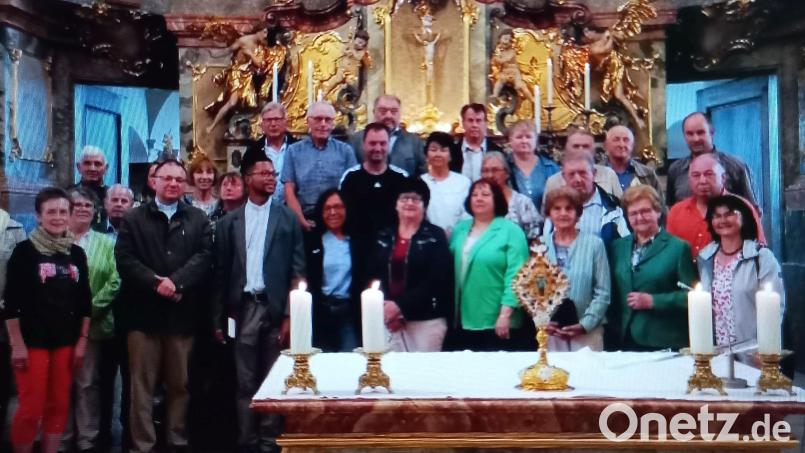 Die Besuchergruppe aus Immenreuth stellte sich vor dem Hochaltar für ein Erinnerungsbild auf. Bild: Lothar Porst/exb