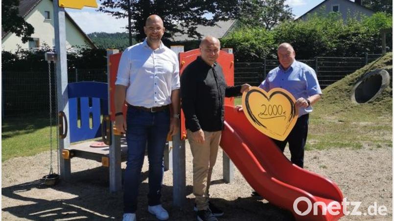 Eine Spende der Raiffeisenbank fließt in den Spielplatz. Das freut Michael Liedl (von links), Bürgermeister Gerhard List und Frank Kirchhof. Bild: Alexandra List/exb