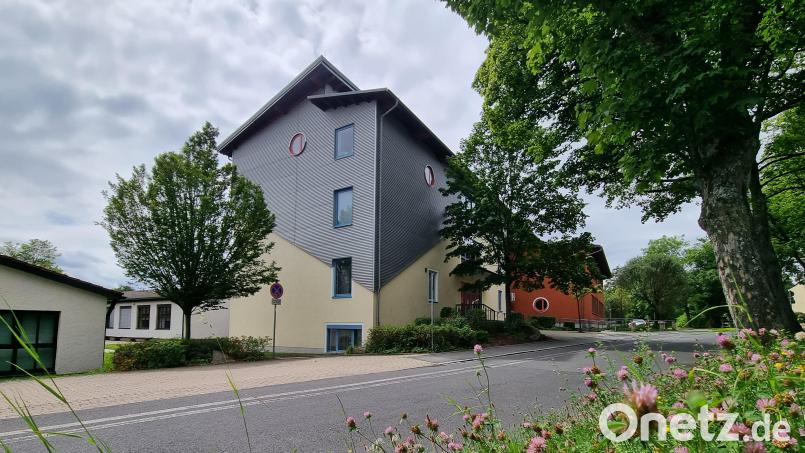 In Kemnath entsteht ein Technologie-Transferzentrum (TTZ). Mitarbeiter der TH Deggendorf und der OTH Amberg-Weiden sollen spätestens im Frühjahr 2025 dazu in einen Gebäudetrakt einziehen, in dem aktuell noch die Realschule untergebracht ist. Bild: kaz