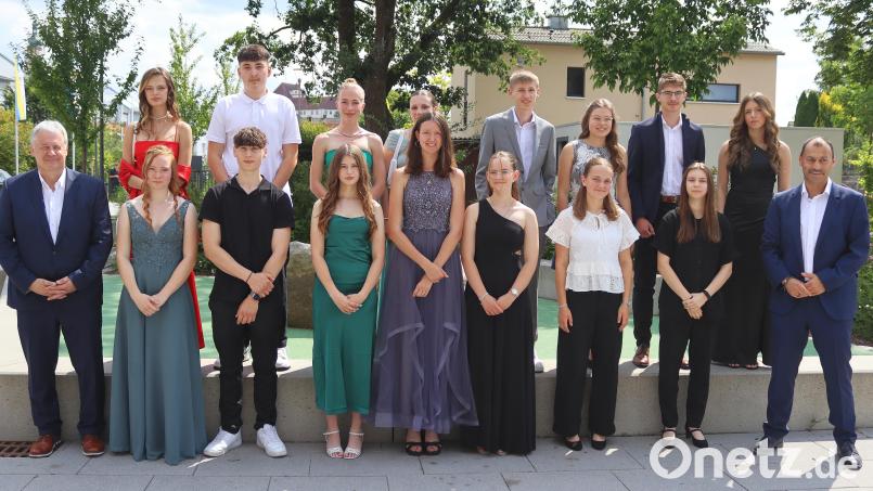 Bei 15 Absolventen stand eine 1 vor dem Komma (vordere Reihe, von links): Landrat Richard Reisinger, Lotte Kmetsch (1,27), Moritz List (1,42), Sandra Hausmann (1,45), Leonie Bratzel (1,50), Martina Ott (1,55), Ruth Appel (1,58), Laura Gebhardt (1,58), Schulleiter Martin Zimmermann; (hintere Reihe, von links): Madeleine Panjuschkin (1,64), Steven Dechant (1,67), Emma Welz (1,67), Selina Gebhardt (1,82), Georg Kölbel (1,82), Magdalena Melchner (1,83), Luis Büttner (1,91) und Sina-Marie Plach (1,92). Bild: mfh