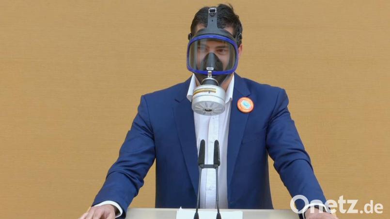 Trotz Auftritten wie diesen des Oberpfälzer AfD-Abgeordneten Stefan Löw verliert die Partei kaum an Zustimmung. Die CSU frag sich deshalb, wie damit umgehen? Bild: agentur_dpa