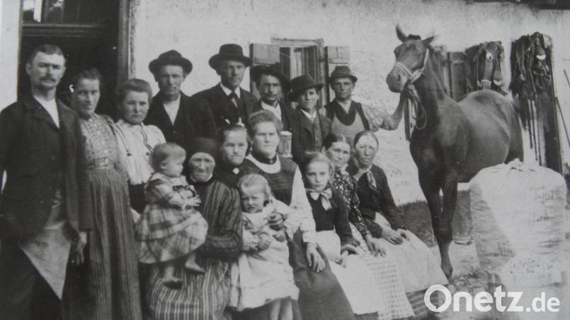 Das Bild, das sich in Edmund Schmids Archiv befindet, entstand 1903 in Tohngräben/Hallertau vor dem Hof des Hopfenbauern Georg Ostermeier und zeigt die &quot;Hopfazupfa&quot; aus Atzenhof und Umgebung. Rechts vorne im Bild steht ein „Metzen“, dahinter ein Hopfensack. Bild: Archiv Edmund Schmid
