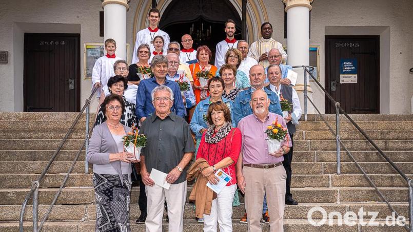 Die Ehepaare mit rundem Jubiläum auf den Kirchentreppen hinauf zu Herz Jesu Rosenberg. Bild: ric