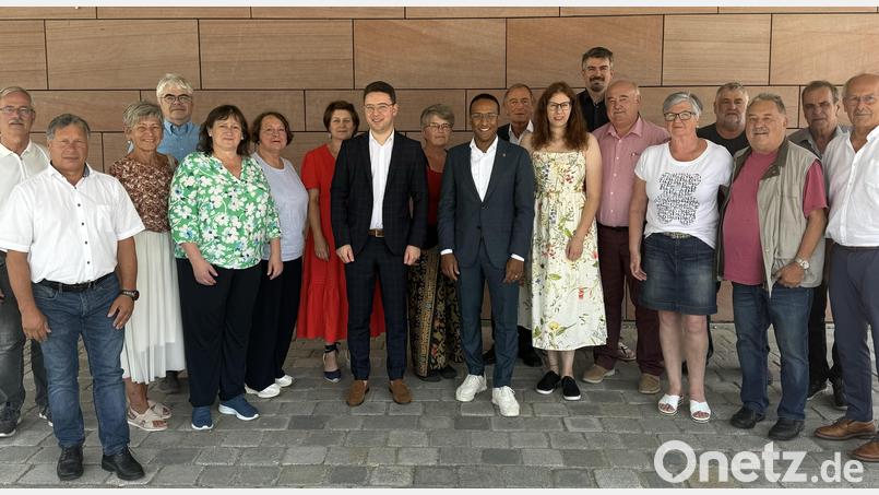 Der neue Vorstand des SPD-Kreisverbandes Schwandorf mit dem wiedergewählten Vorsitzenden Peter Wein (Achter von links). Bild: Hirsch