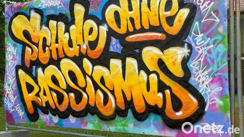 Beim Projekttag &quot;Schule ohne Rassismus&quot; an der Mittelschule Waldsassen entstand auch dieses Banner, Bild: Sandy Wendt/exb