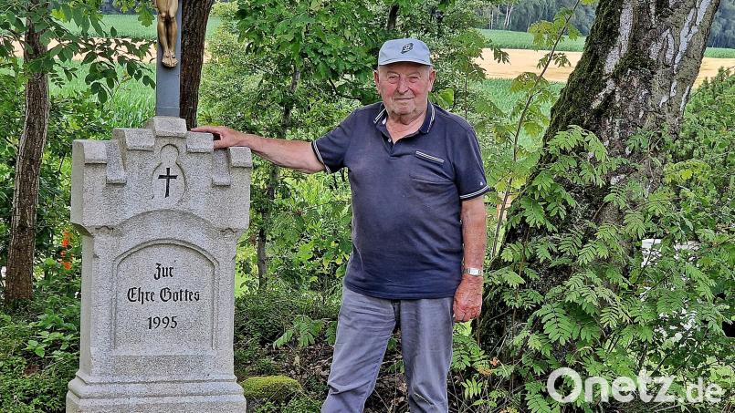 Hans Lukas hat es sich vor Jahren in den Kopf gesetzt. Am Ortseingang von Wilchenreuth muss einmal ein Marterl stehen. Der Stein des Marterls hat eine besondere Geschichte. Bild: R. Kreuzer