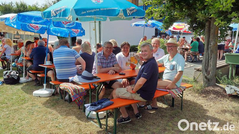 Zum 55. Freibadjubiläum überbrachten Bürgermeister Oskar Schuster (vorne links), Wiesaus Bürgermeister Toni Dutz und der Ehrenvorsitzende der Kreiswasserwacht, Thomas Seiler (von rechts), Glückwünsche an den Vorsitzenden der Wasserwacht, Markus Münchmeier, und die Vorsitzende des Förderkreis Freibad, Lisa Rauh. Bild: bsc