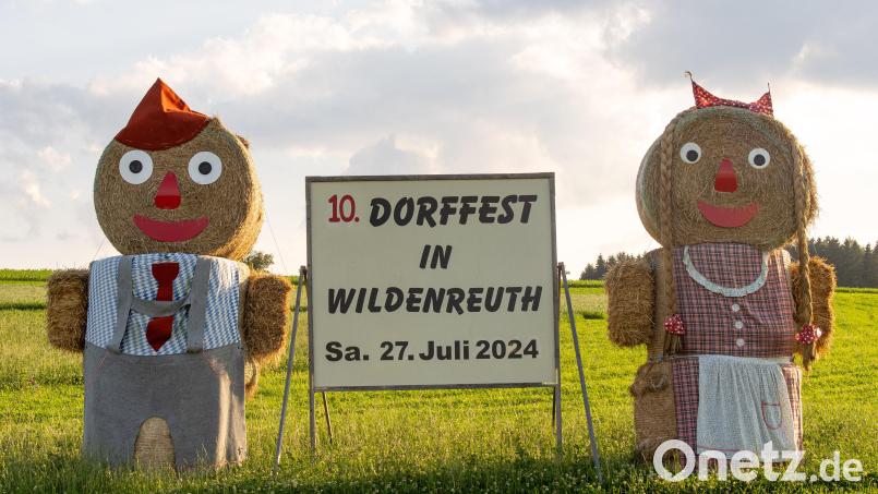 Auch zum zehnten Jubiläum wieder dabei: die Strohmännchen an der B22, die zum Dorffest in Wildenreuth laden Bild: lum