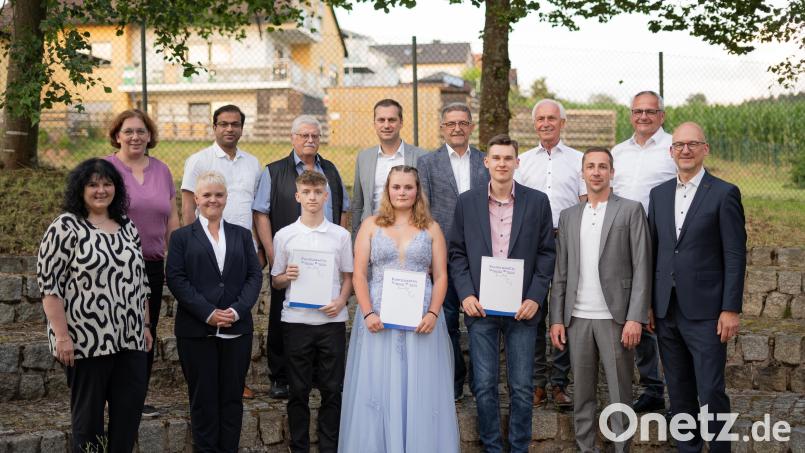 Mit einem Wertgutschein wurden die Jahrgangsbesten Mika Bayer, Laura Gruber und Jonas Kuhbandner (erste Reihe, Mitte, von links) ausgezeichnet. Zu den herausragenden Leistungen gratulierten Rektor Alexander Köstler und Klassenleiter Philipp Lippert (vorne, von rechts), die Bürgermeister der Schulverbandsgemeinden (hinten, von rechts) Hubert Kraus, Peter König, Franz Tauber, Wolfgang Söllner, Georg Zaus (in Vertretung für Bernhard Schindler) sowie Pater Anish, die Elternbeiratsvorsitzenden Susanne Weiß und Nicole Sticht und stellvertretende Schulleiterin Jessica Plannerer (vorne, links). Bild: Marie Kopp/exb