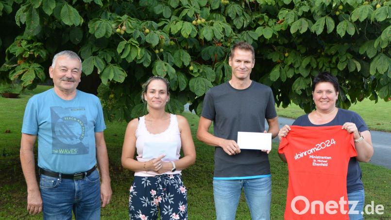 Georg Kustner (links) und Stefan Basler (Zweiter von rechts) überreichten an Gemeindereferentin Barbara Schlosser (rechts) und Jugendleiterin Melanie Gebhardt (Zweite von links) jeweils 250 Euro. Bild: fdl