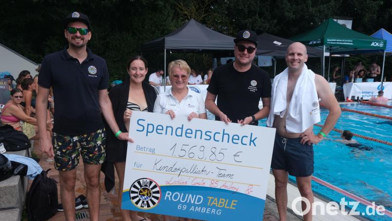 Bei der Spendenübergabe (von links): Michael Thiel von RT Amberg, Andrea Schuller (Präsidentin von Ladies&#039; Circle), Helga Powalla vom Stadtverband für Sport, RT-Schatzmeister Stefan Fuchs und RT-Präsident Andreas Heil. Bild: usc