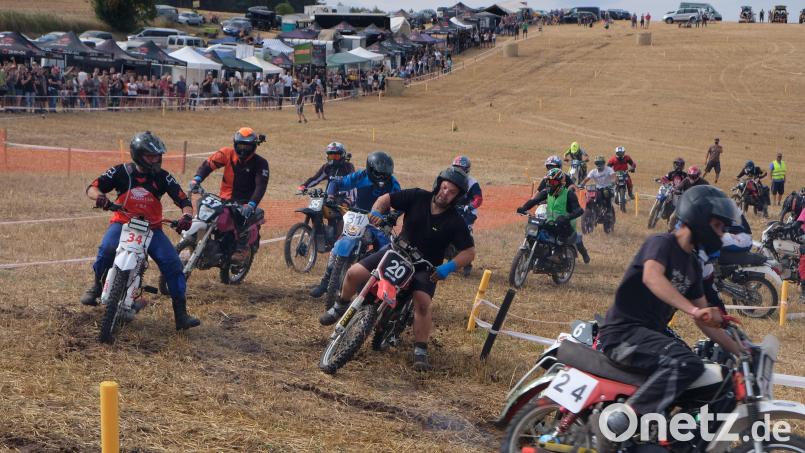 Echtes Rennfeeling erleben - ein Spektakel, das beim 24 Stunden-Mofa-Rennen bei Feilersdorf für ein riesiges Interesse sorgte Bild: do