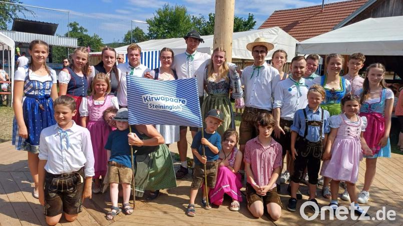 Nachdem Paula Schäffer (hinten, Siebte von links) und Sebastian Pfab (hinten. Sechster von links) zum Oberkirwapaar gekürt waren und Kinder- und Erwachsenen-Kirwapaare den Ehrenwalzer getanzt hatten, ließen sie sich gerne mit ihrer Tanzlehrerin Eva Pfab (kniend) und ihren Kirwartransparentträgern Josef (links) und Leo Pfab (rechts) fotografieren. Bild: u