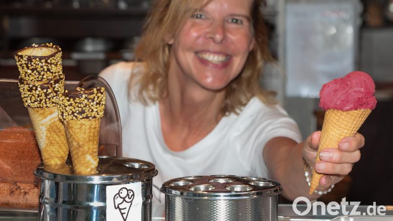 Die Eis-Tournee 2024 startet am 25. Juli in der Eisdiele Rossini in Amberg. Michaela vom Team des Rossini freut sich schon auf viele Schleckermäuler. Bild: Wolfgang Steinbacher