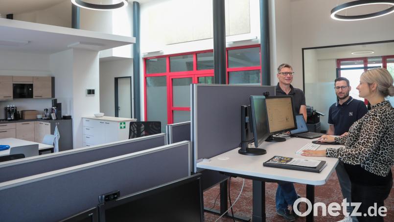 Ein offenes Großraumbüro mit höhenverstellbaren Schreibtischen für eine gesunde Arbeitshaltung: Beim Institut für Gesundheit und Management (IfG) versuchen (von links) Firmengründer und Arbeitspsychologe Dr. Christan Weigl, Prokurist Marco Forster und die Teamleiterin der Verwaltung, Nadja Sporrer, selbst so gut wie möglich vorzuleben, was in Schulungen an Kunden weitergegeben wird. Bild: Wolfgang Steinbacher