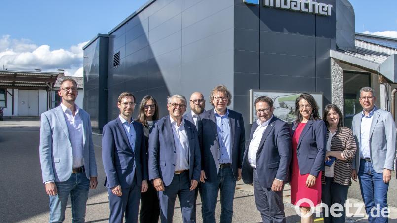 Der Dialogkreises Technik-Innovation-Energie fand bei der Firma Irlbacher statt. Das Bild zeigt (von rechts)
Stephan Irlbacher, Birgit Höcherl, Martina Englhardt-Kopf, Tobias Gotthardt, Günther Irlbacher, Andreas Nesner, Martin Scharf, Alexandra Irlbacher, Raphael Lechner und Alexander Stoppa. Bild: Thomas Frisch/exb