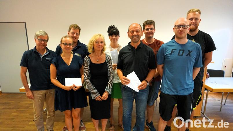 Jugendbeauftrager Klaus Hernes (links), Christine Frankerl vom KJR (Vierter von links) und Bürgermeister Hans Ram (Sechster von links) bei der Übergabe der Jugendförderung an die Jugendleiter. Bild: tra