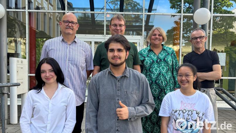 Hinten von links nach rechts: Mattias Rudolph (9b), Achim Herbolzheimer (9a), Maria Treml-Paskowski (10b), Franz Hehenberger (M10). Vordere Reihe von links nach rechts: Lina-Marie Petricigk (9b), Marcel Lukas (9a) und Lalitphat Molnár (10b) Bild: A. Kramer/exb