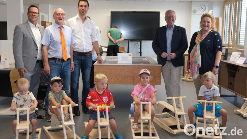 Kreishandwerksmeister Florian Danzl, Prüfungsvorsitzender Heinrich Lippert, Obermeister Fabian Kraus, Oberbürgermeister Andreas Feller und die Geschäftsführerin der Kreishandwerkerschaft, Claudia Mendel (von links), eröffneten die Ausstellung der Gesellenstücke in der Berufsschule. Als Arbeitsprobe mussten die Absolventen zur Freude der Kinder ein Schaukelpferd erstellen. Bild: Rudolf Hirsch/exb