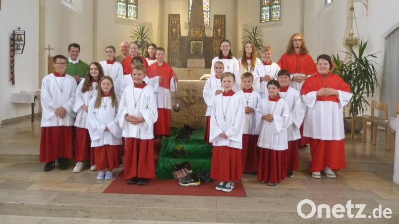 Den Dienst der Ministranten in der katholischen Pfarrei Mantel übernehmen zur Zeit 22 Jungen und Mädchen. Felix und Leo (vorne Mitte) sind neu aufgenommen worden. Bild: Hofmann/exb