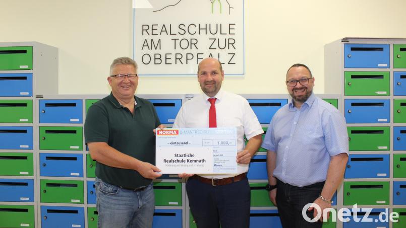 Mit einer großzügigen Spende überraschte Lars Sikka von der Manfred-Roth-Stiftung (Mitte) die Realschuldirektor German Helgert von der Realschule am Tor zur Oberpfalz (links) und seinen Stellvertreter Holger König. Bild: Hermann Daubenmerkl, RTO/exb