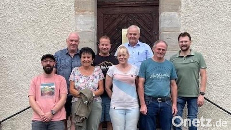 Sie übernehmen Verantwortung für den Erhalt der Oberbrucker Kapelle: Johannes Riedel, Mesnerin Rita Berger, Simone Sommerey, Michael Nusstein (vorne, von links), Herbert Schwendner, Christian Schwendner, Bürgermeister Günter Kopp und Andreas Rauch (hinten, von links). Bild: Gemeinde Kulmain/exb